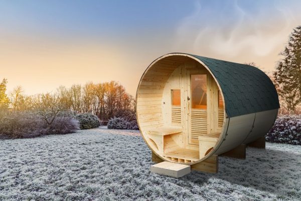 cabine de sauna extérieur dans un jardin en hiver